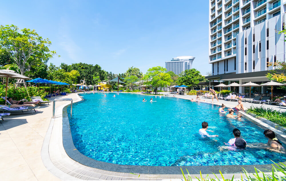 オゾ ノース パタヤ（OZO North Pattaya）のプール。快晴の日