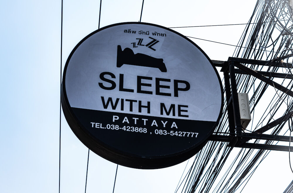 スリープ ウイズ ミー パタヤ（Sleep with me Pattaya）の看板