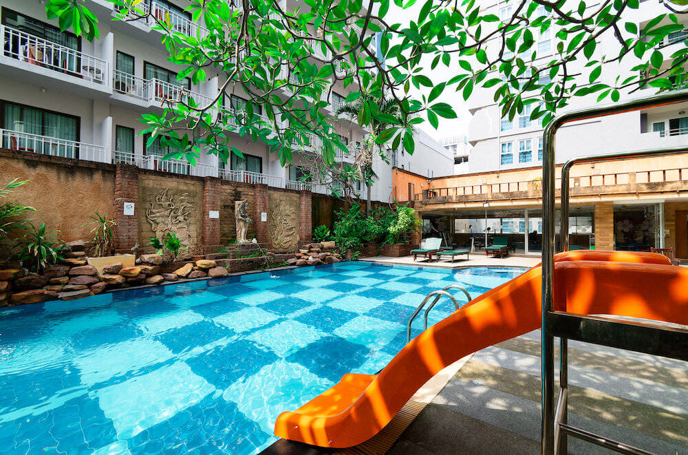 ベラ ヴィラ プリマ ホテル パタヤ（Bella Villa Prima Hotel Pattaya）のプール２