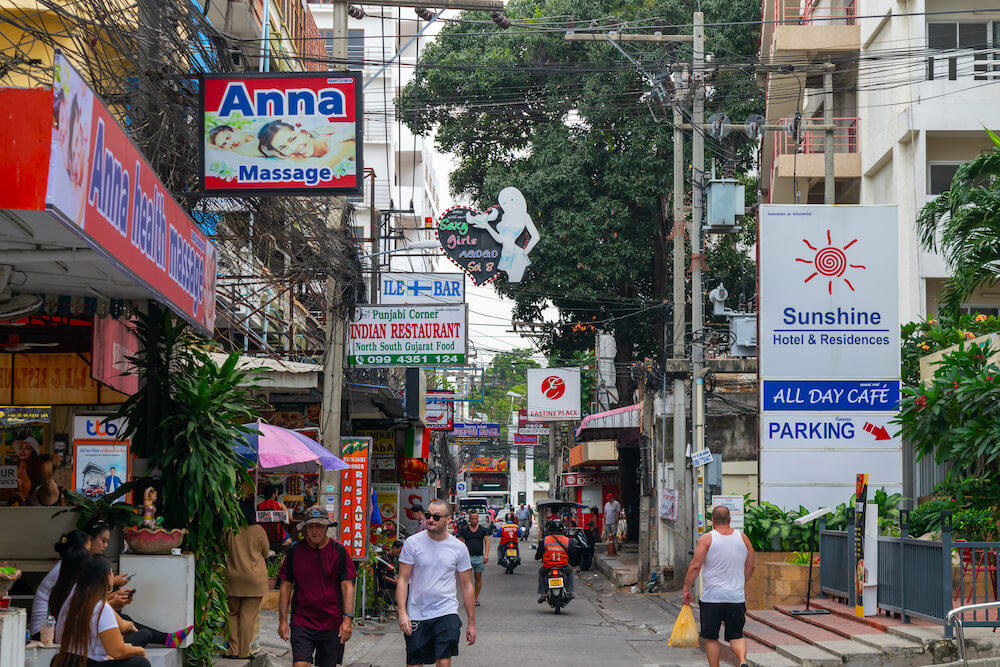 サンビーム ホテル パタヤ（Sunbeam Hotel Pattaya）目の前の通り「Soi8」