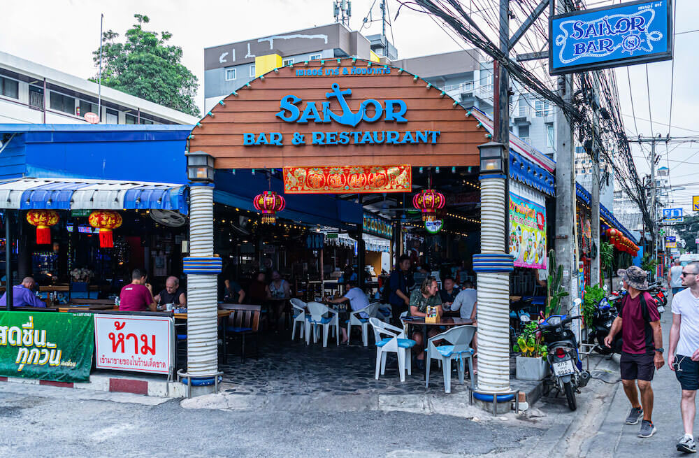 サンビーム ホテル パタヤ（Sunbeam Hotel Pattaya）近くにあるレストラン「セイラー バー」の外観