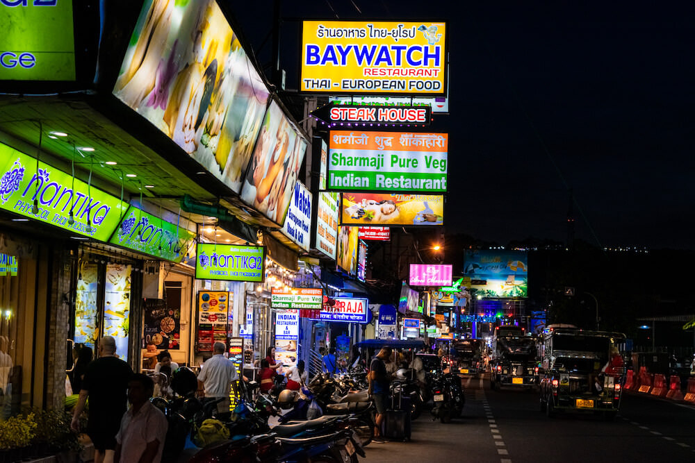 夜のベイウォーク レジデンス パタヤ（Baywalk Residence Pattaya）目の前のビーチロード