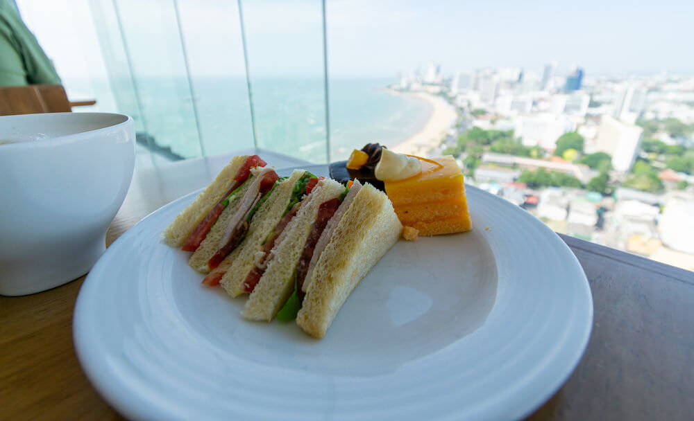 ヒルトンパタヤ（Hilton Pattaya）エグゼクティブラウンジにて海を見ながら食べるアフタヌーンティー