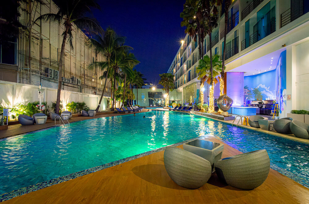 夜のホテル バラクーダ ヒートン パタヤ バイ コンパス ホスピタリティ（Hotel Baraquda Heeton Pattaya by Compass Hospitality）のプール
